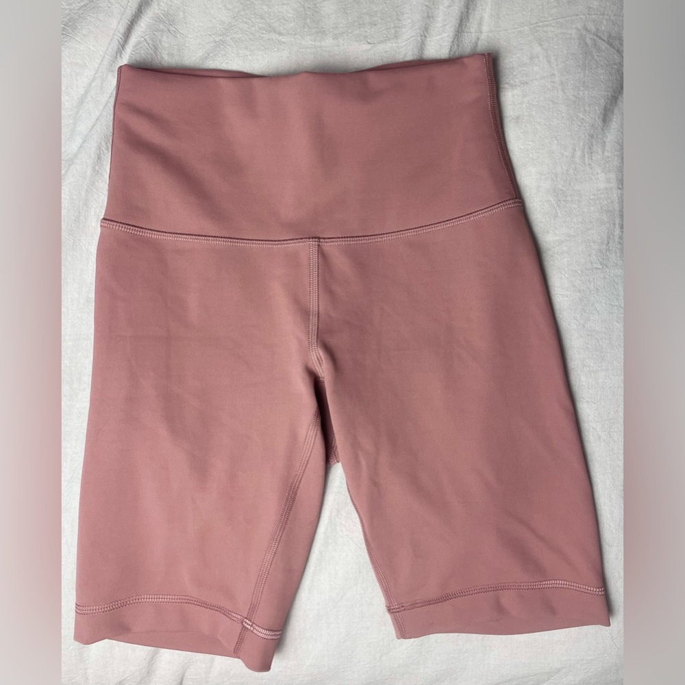 Size 4 lululemon biker shorts with inner pocket and drawstring like new